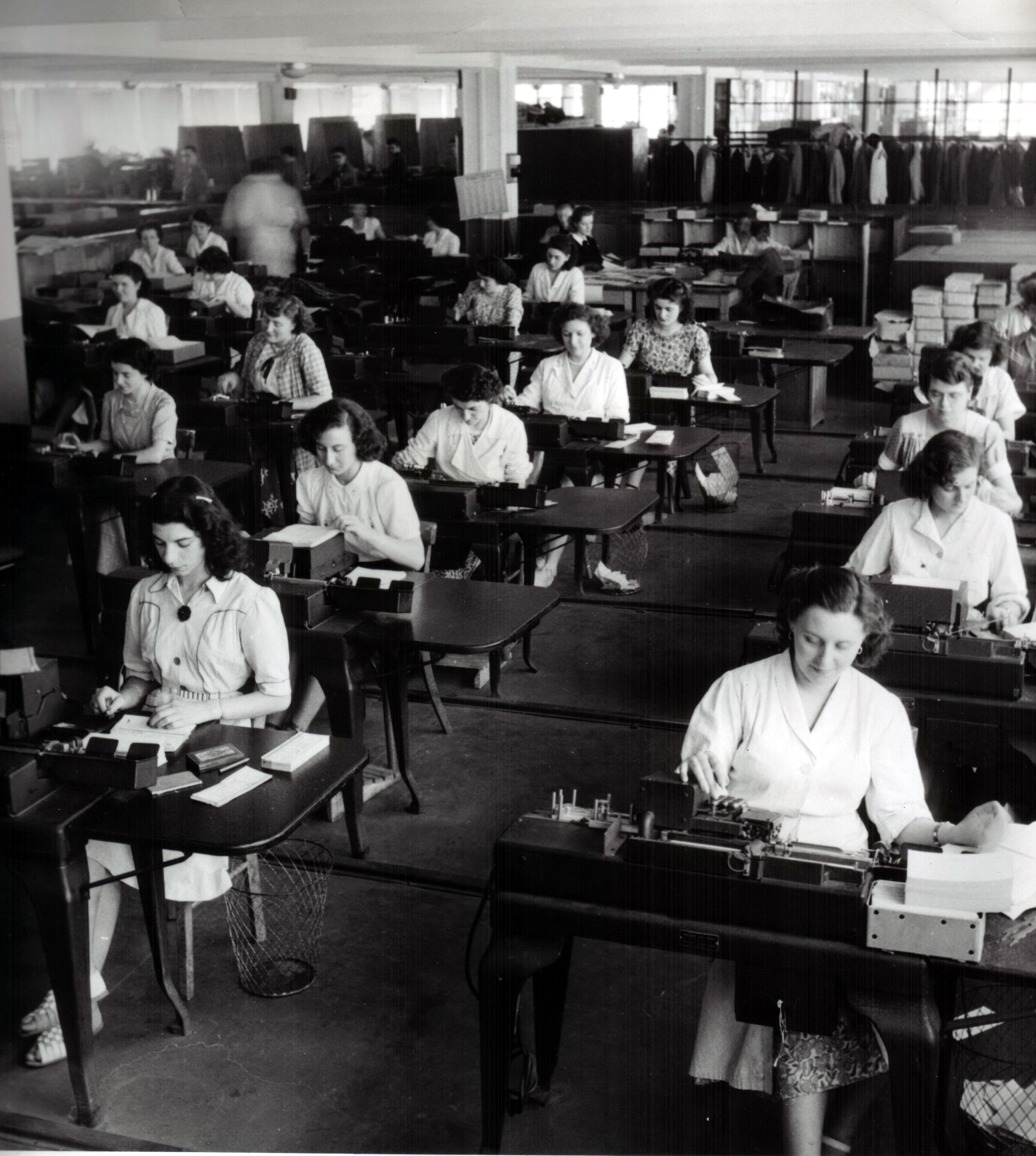 photo de femmes travaillant dans une usine Renault