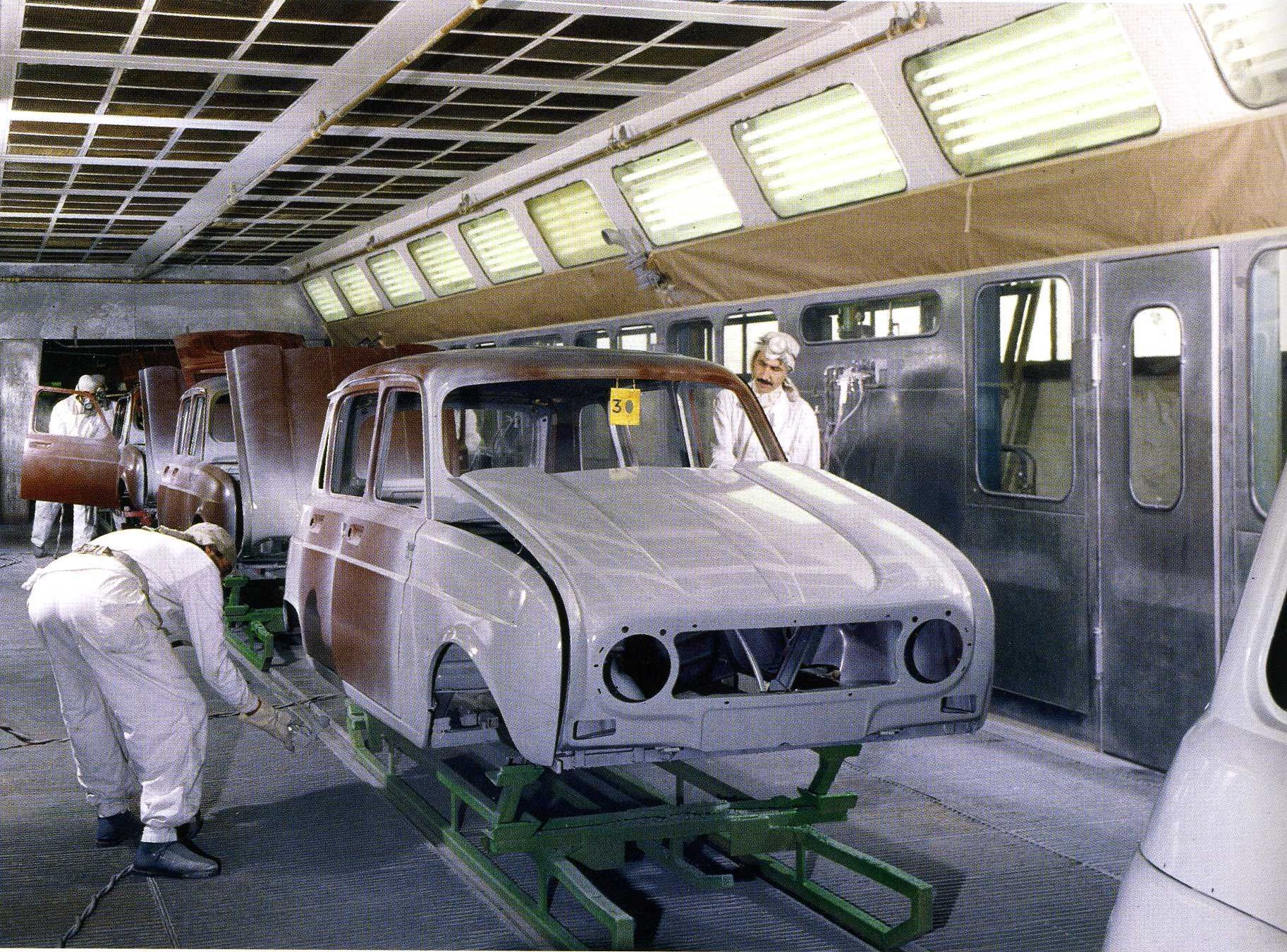 image de voiture Renault  en atelier 