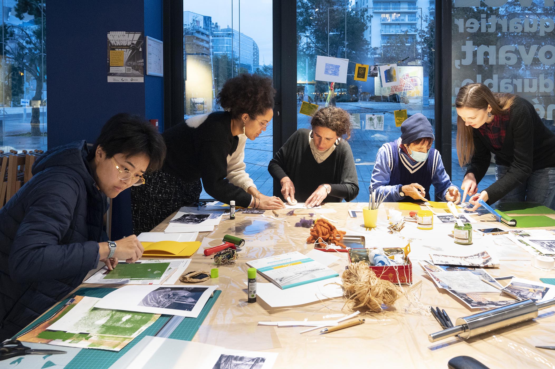 image de personnes dans un atelier créatif 