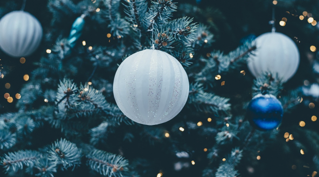 image sapin et boules de décoration 